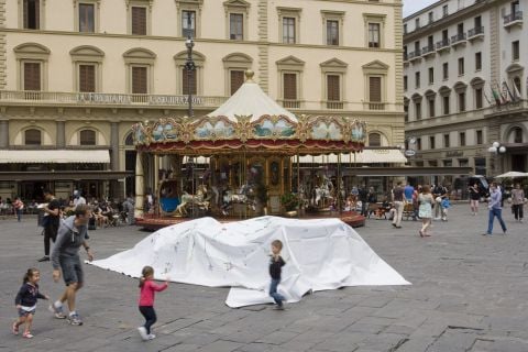 Il David nero in Piazza della Repubblica, a Firenze, coperto dal telo di Barzagli - foto Serge Domingie