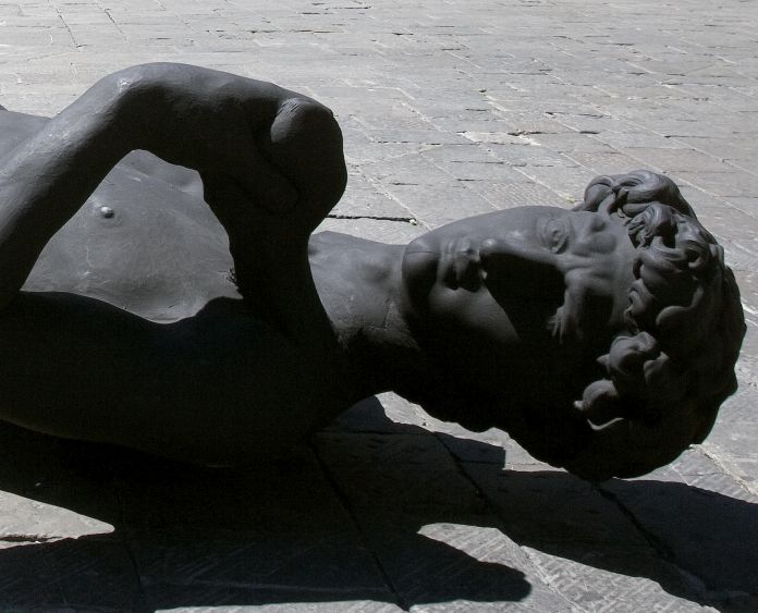 Il David nero in Piazza della Repubblica, a Firenze - foto Serge Domingie