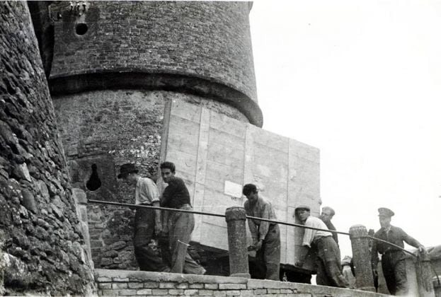Il San Giovanni Battista di Tiziano entra nella Rocca di Sassocorvaro, 1940