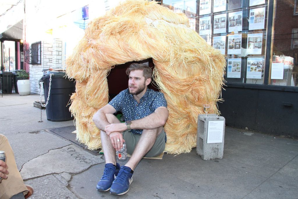 Un rifugio a forma di capelli di Trump. Artisti scatenati nel sarcasmo contro il candidato repubblicano alla Casa Bianca