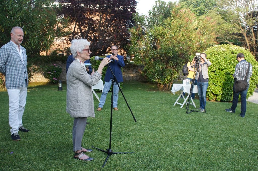 La grande artista Joan Jonas fa la maestra. A Santander, per il workshop, ci sono tre italiani