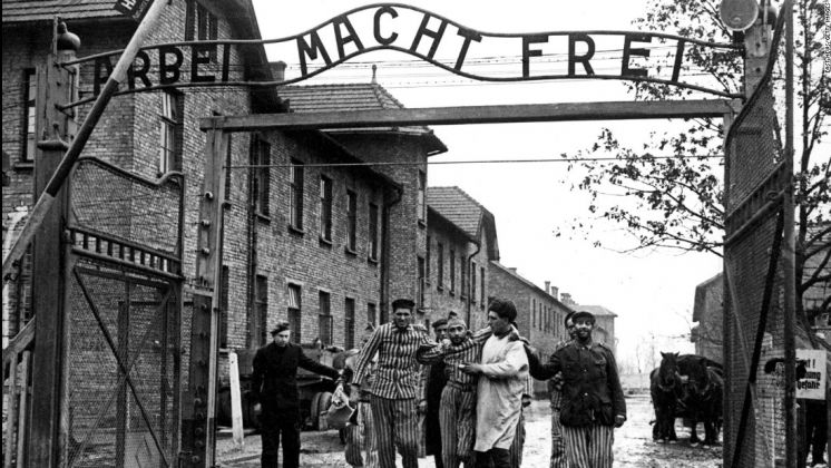 La famigerata scritta all'ingresso del campo di sterminio di Auschwitz
