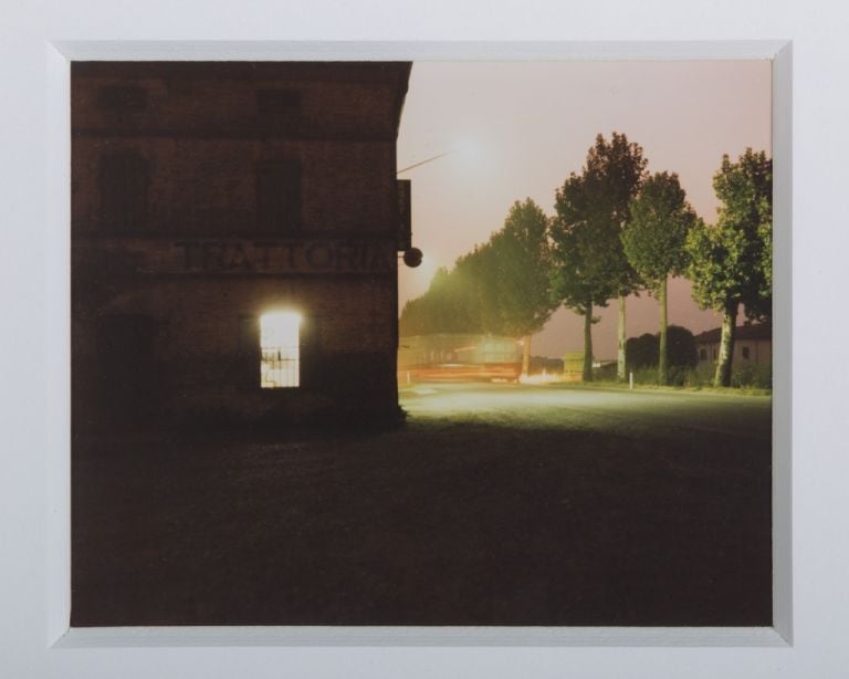 Luigi Ghirri, Fidenza, 1985, dalla serie Il profilo delle nuvole - Collezione privata, Bergamo