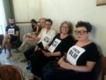 Pubblico presente alla commissione consiliare con cartelli Save BLM