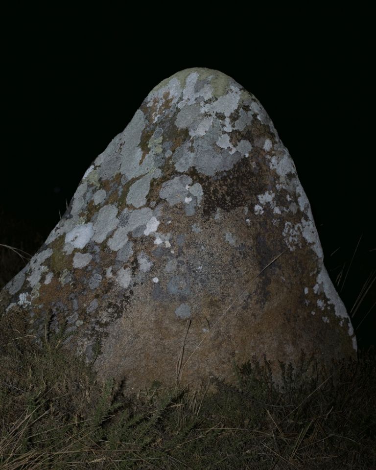 Stefano Graziani, Menhir, Carnac, 2015, Brittany, Francia (dalla serie Carnac or Alinements)