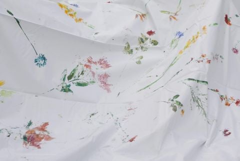 Un dettaglio del telo dipinto di Massimo Barzagli, dalla serie Save Our Flowers