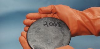 Una placca di uranio