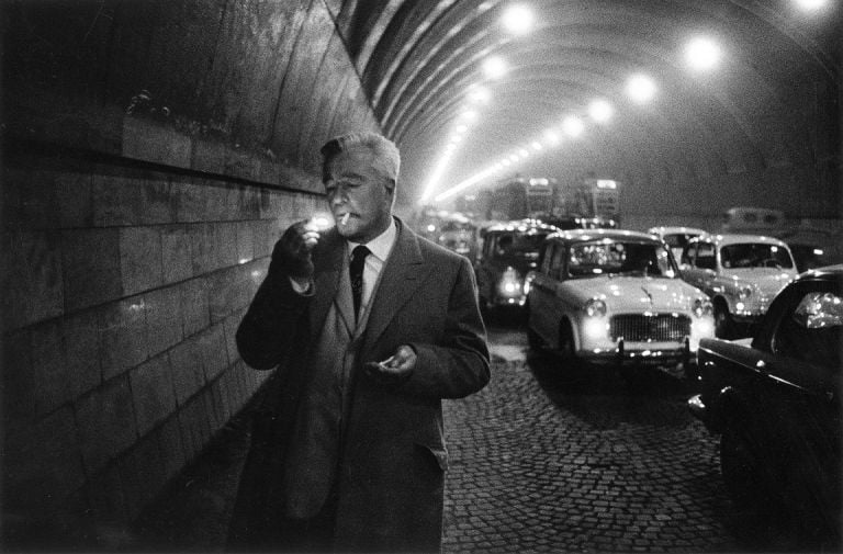 Vittorio De Sica nella Galleria del Chiatamone, Napoli 1961, photo Federico Garolla