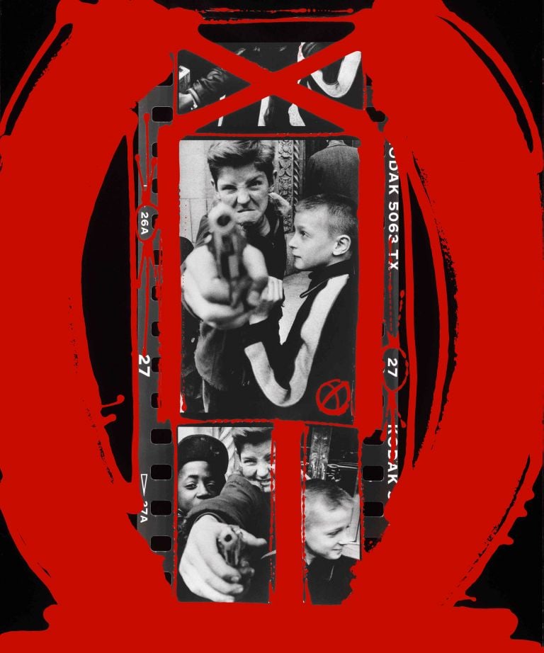 William Klein, Gun 1, 1955, dipinto 1999 (dalla sezione Contatti dipinti) © William Klein