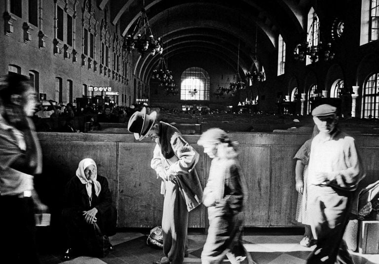 William Klein, Stazione ferroviaria di Kiev, Mosca 1959 (dalla sezione Mosca) © William Klein