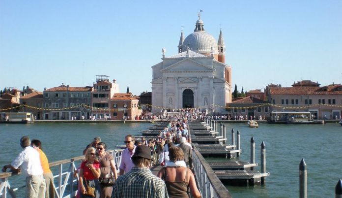 Venezia, il ponte di barche per la tradizionale Festa del Redentore