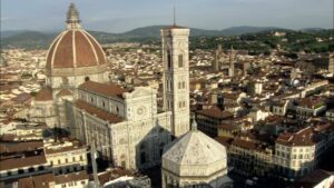 Bocciato il McDonald’s a Piazza Duomo a Firenze. “È brutto e il cibo è scadente”