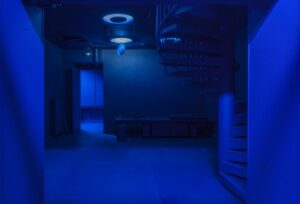 Il Mantello blu di Mike Nelson: 7 piani della UBS a Montecarlo dipinti del colore del mare