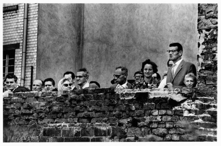 Don McCullin, East Germans Looking into West Berlin, 1961. Courtesy of the artist and Hamiltons Gallery, London - Rencontres d'Arles 2016