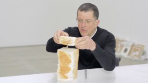 Breaking Bread: 8.000 fette di pane per una scultura. Antony Gormley la commenta in un video della Tate