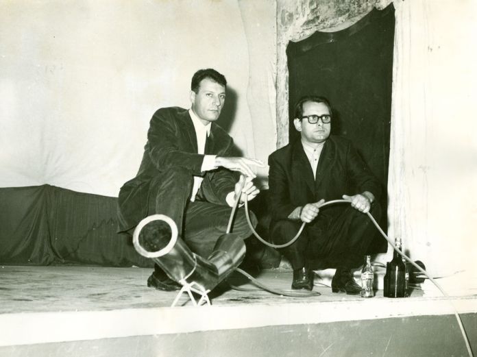 Arrigo Lora Totino e Piero Fogliati con Liquimofono, 1968