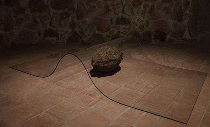 Carlo e Fabio Ingrassia, Rinunciare all'idea di un altro mondo, 1669, 2016 - Piroclasto (vulcanic boom), 43x27x21 cm; vetro, 180x98x22 cm - photo Fausto Brigantino