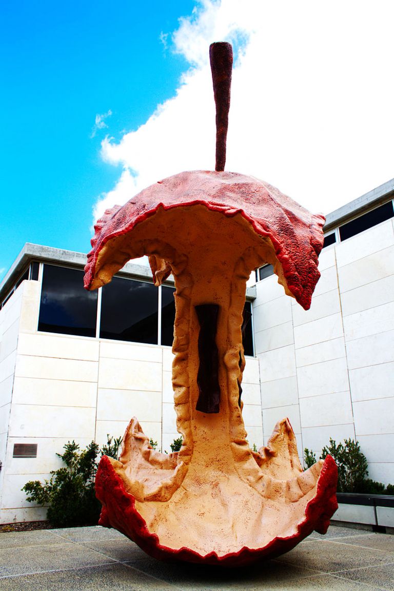 Claes Oldenburg, Torsolo di mela grande, 1992 - Museo d'Israele, Gerusalemme