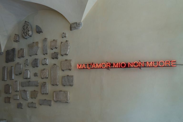 Claire Fontaine, Ma l'amor mio non muore, 2012 - Courtesy Collezione Alloggia. Credits Okno Studio Photography