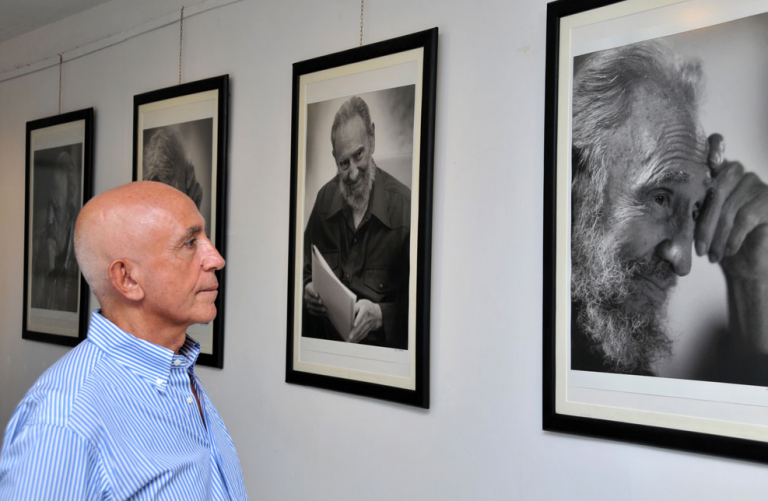 Franco Azzinari con le foto di Alex Castro