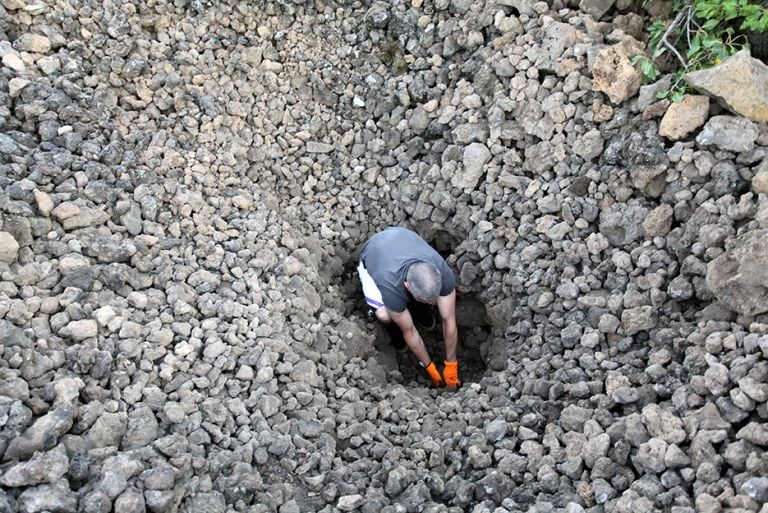 Giuseppe Lana, Overlooked, 2016, installazione ambientale, pietra lavica