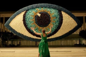 Spike Jonze dirige uno spot per Kenzo. La pubblicità di un profumo diventa un corto surreale