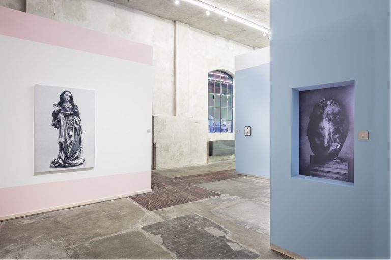 L’image volée - installation view at Fondazione Prada, Milano 2016 - photo Delfino Sisto Legnani StudioCourtesy Fondazione Prada - da sx a dx opere di Rudolf Stingel, Meg Cranston, Erin Shireff