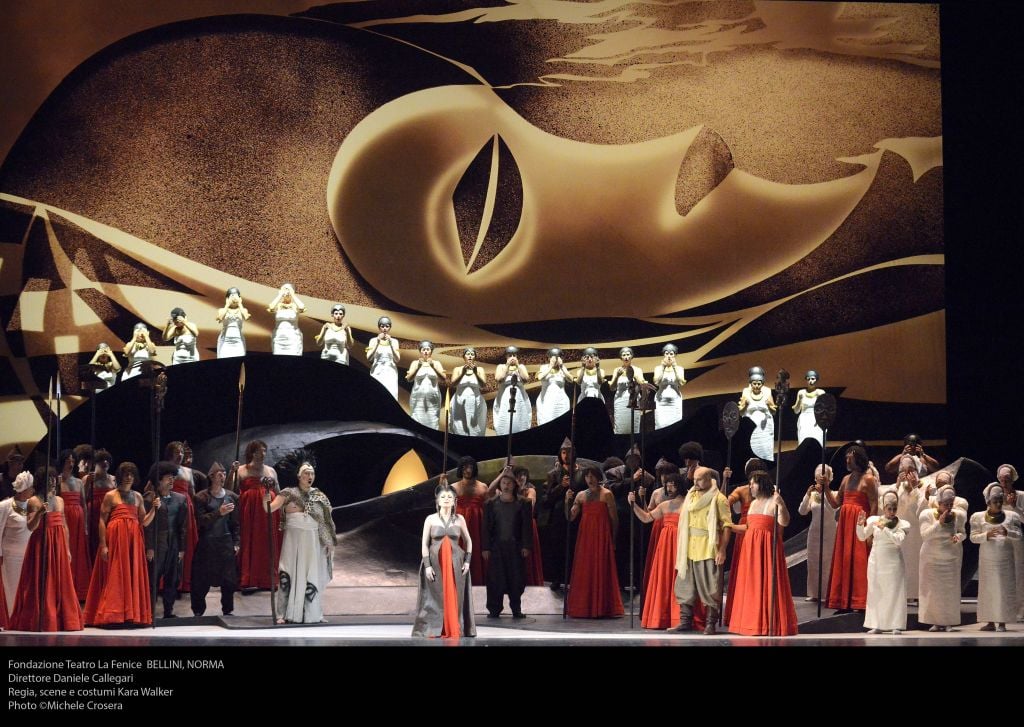 Kara Walker all’Opera. A Venezia la Norma di Bellini con regia, scene e costumi dall’artista americana