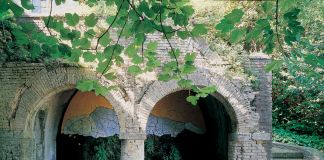 Luisa Rabbia, Il riposo del tempo, 2004 - installazione permanente alle Fonti Medievali di San Gimignano - Collezione GAM&C Raffaele de Grada, San Gimignano - l’opera poco dopo la sua installazione