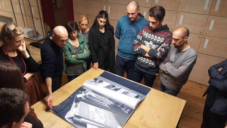 Master IUAV in Photography - Armin Linke sfoglia il libro prodotto durante il suo laboratorio