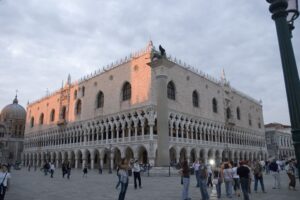 A Venezia restaurato uno dei portali di Palazzo Ducale. Grazie a un imprenditore veneto fornitore di Eataly