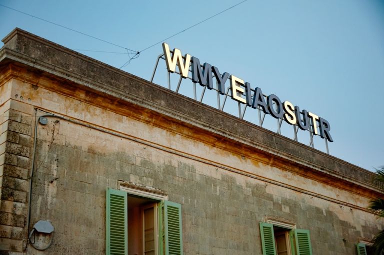 Shilpa Gupta, My East Is Your West - photo Uli Weber - installation view per Capo d’Arte 2016 a Palazzo Daniele, Corso Umberto I, Gagliano del Capo