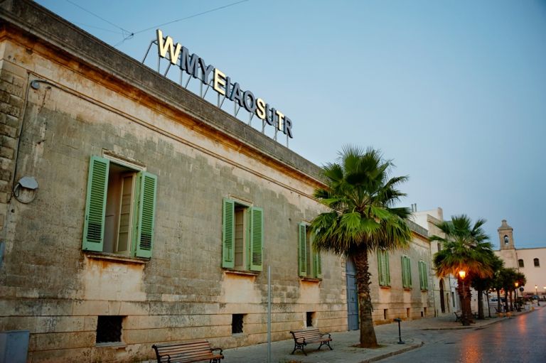 Shilpa Gupta, My East Is Your West - photo Uli Weber - installation view per Capo d’Arte 2016 a Palazzo Daniele, Corso Umberto I, Gagliano del Capo