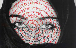 Shirin Neshat: il potere dietro il velo. La video-intervista del Louisiana Museum