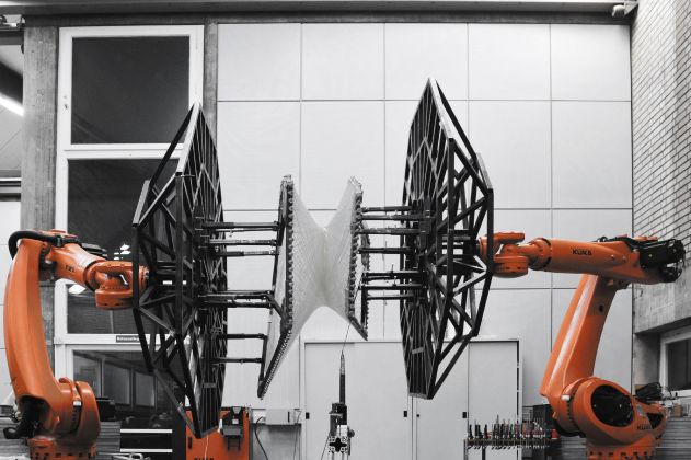 Robot sincronizzati lavorano alle coperture del padiglione © ICD:ITKE University of Stuttgart