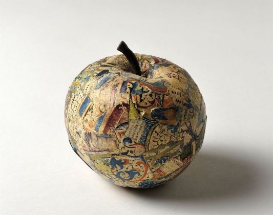 Una mela di Jiří Kolár conservata al Muzeum Kampa di Praga
