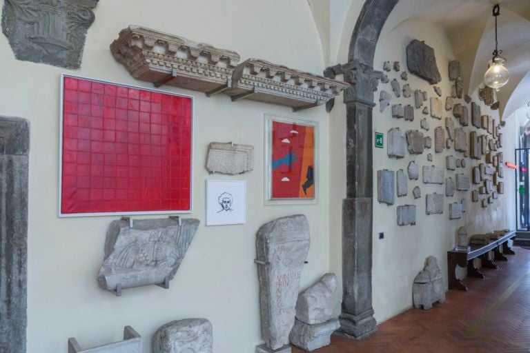 ma l'amor mio non muore, Opere dalla Collezione Alloggia, Casa Museo Ivan Bruschi, Arezzo. Lapidario, exhibition view. Credits Okno Studio Photography