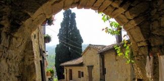 Una veduta del borgo La Scola (Bo), che ospiterà L'Importanza di Essere Piccoli