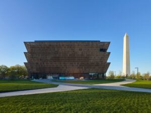 Apre lo Smithsonian NMAAHC a Washington. Intervista a David Adjaye