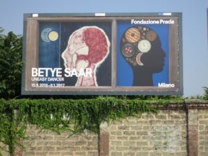 Betye Saar alla Fondazione Prada: da Milano prime immagini della mostra dell’artista da sempre in prima linea per i diritti degli afroamericani