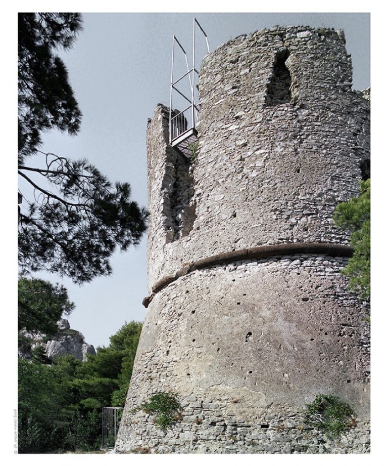 Cherubino Gambardella, dopo il sisma del 1980 ricomposizione e restauro allo stato di rudere della Torre dello Ziro ad Amalfi ( Salerno). Il belvedere nella ferita di pietra