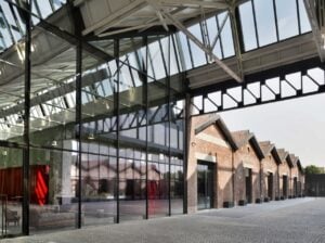 François Pinault inaugura a Milano il Gucci Hub di via Mecenate. Uffici e laboratori creativi negli spazi di un’ex hangar dismesso