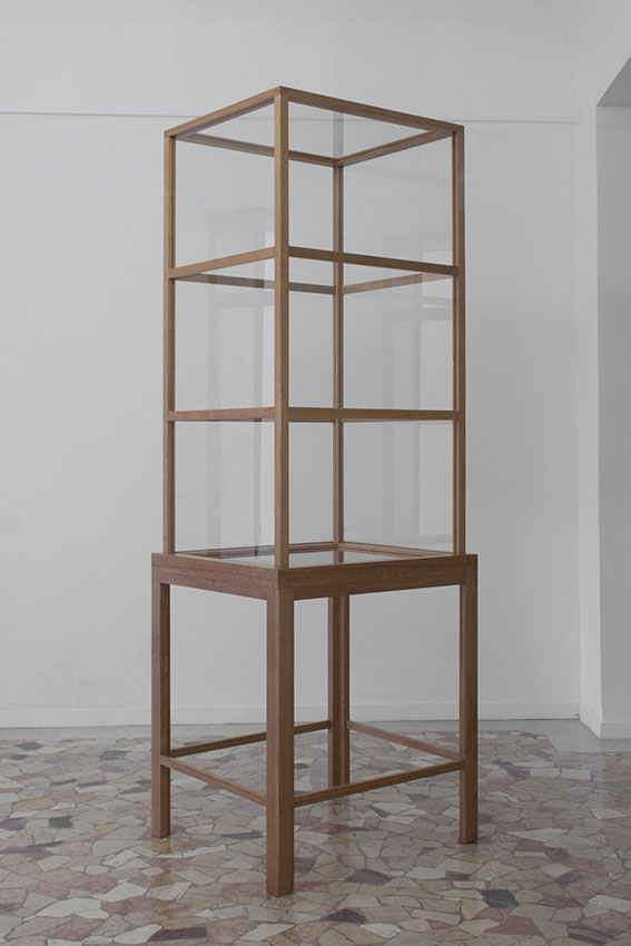 Davide Allieri, 1.0608, 2015, installazione, legno, vetro, 280 x 100 x 90 cm.