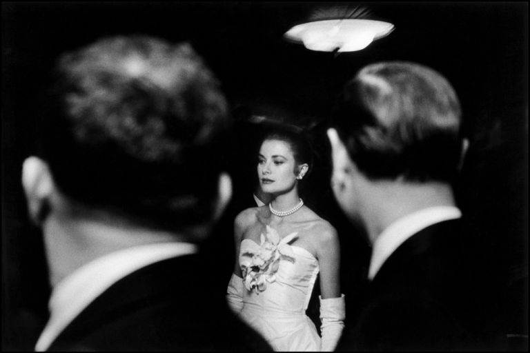 Elliott Erwitt, The engagement party of Grace Kelly and Prince Rainier of Monaco at the Waldorf-Astoria Hotel, New York City, USA, 1956 - © Elliott Erwitt - Magnum Photos