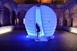 Eva Frapiccini a Bergamo per Contemporary Locus 11. Un’installazione al Monastero del Carmine raccoglie i sogni dei visitatori