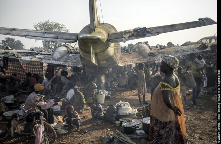 Un campo profughi vicino all’aeroporto M’Poko di Bangui, con circa 1000 sfollati interni che si sono rifugiati in questo luogo per la presenza dell’esercito francese nelle vicinanze.© William Daniels/Panos Pictures