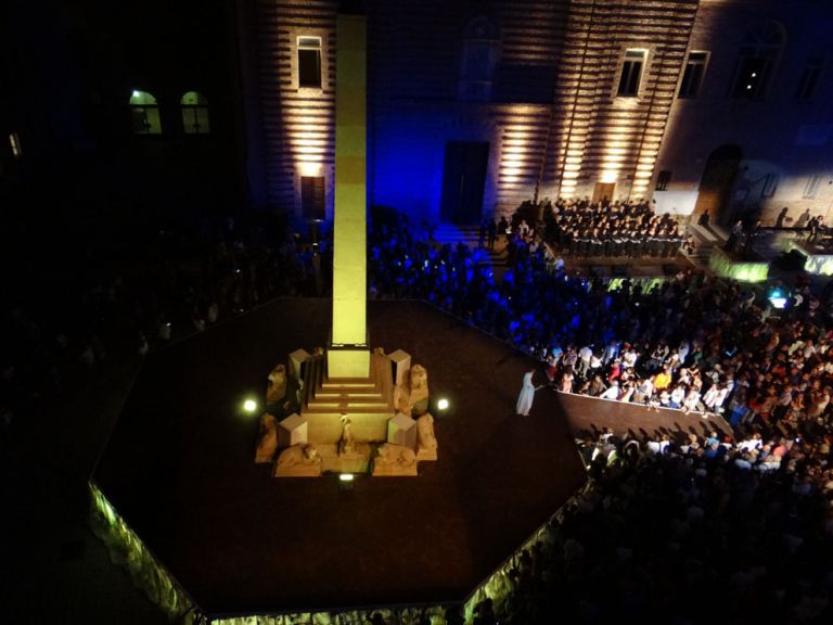 Franco Dragone, Il volo dell'aquila - Piazza Federico II, Jesi 2016 - photo Adriana Argalia