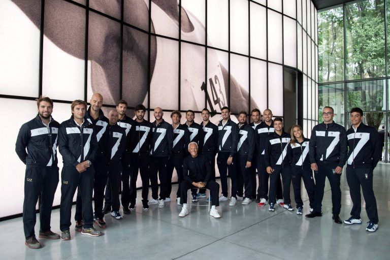 Giorgio Armani con gli atleti della specizione olimpica - Photo Credit Stefano Guindani