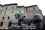 Gustavo Aceves in mostra a Roma 1 Il Lapidarium di cavalli mutilati di Gustavo Aceves al Colosseo. Tutte le foto da Roma