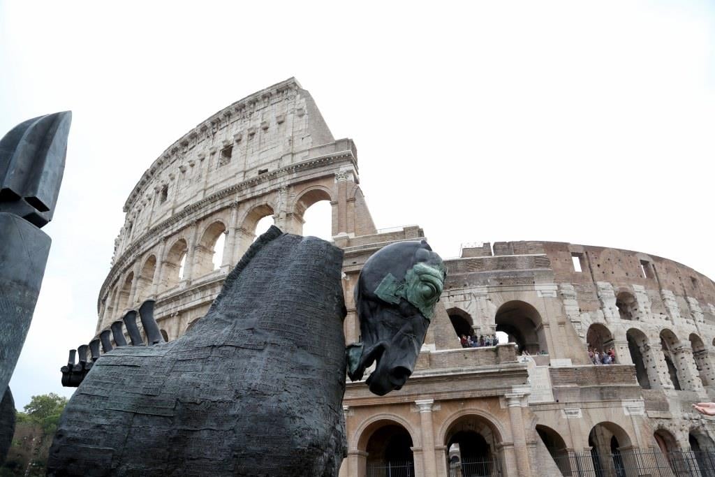 Il Lapidarium di cavalli mutilati di Gustavo Aceves al Colosseo. Tutte le foto da Roma